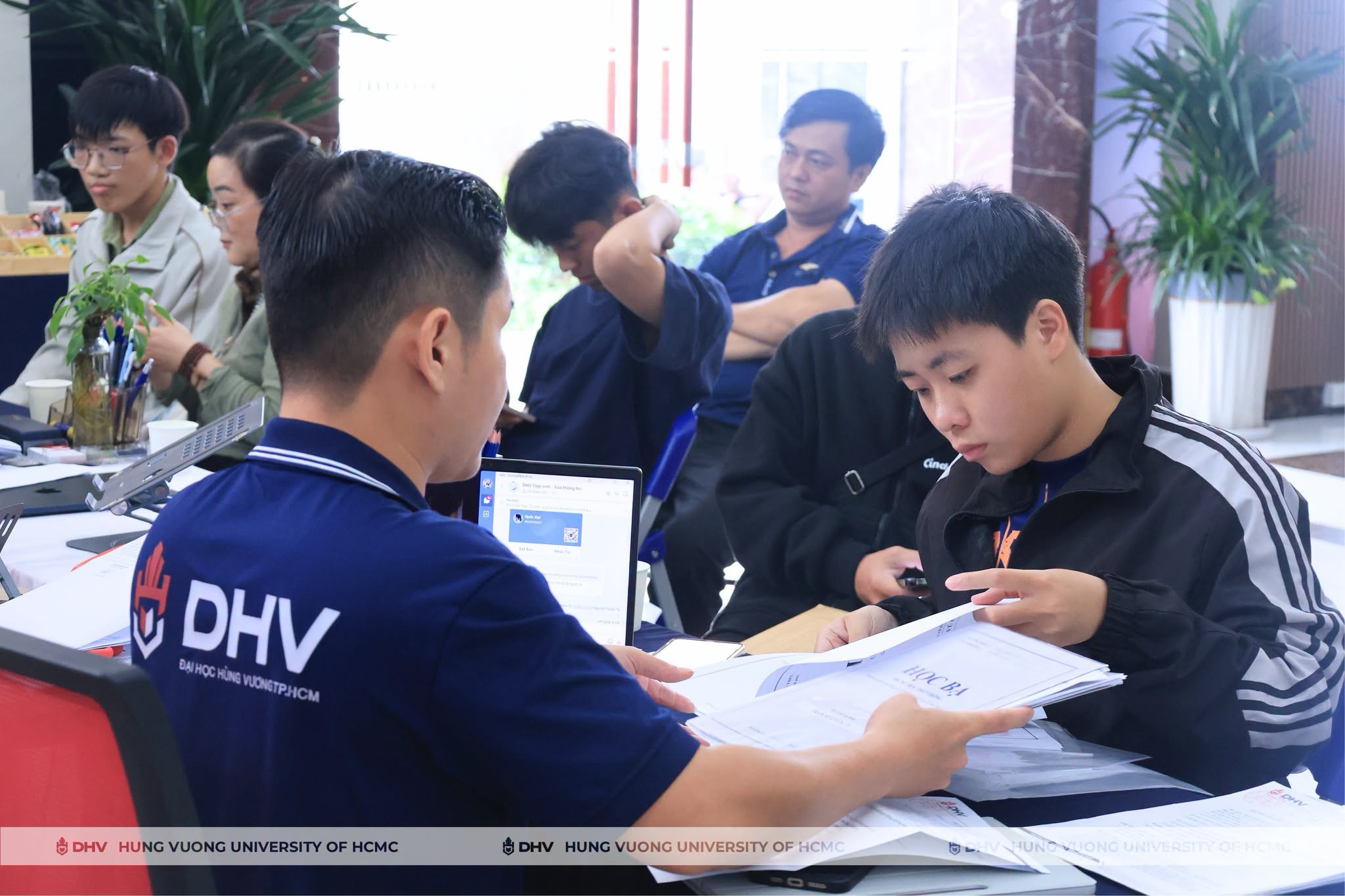 thi-sinh-2k8-tim-hieu-thu-tuc-nhap-hoc-tai-dhv-1786365246.jpeg