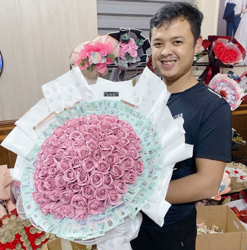 vi-khach-gay-sot-voi-bo-hoa-tang-me-ket-tu-100-trieu-dong-tien-mat2-1646547839.jpeg