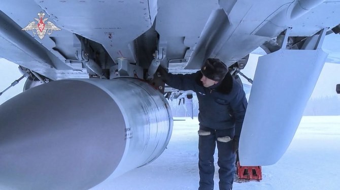 mot-phi-cong-kiem-tra-tiem-kich-mig-31k-cua-khong-quan-nga-mang-ten-lua-hanh-trinh-sieu-thanh-kinzhal-ngay-1922022-anh-arab-news-1647706529.jpg
