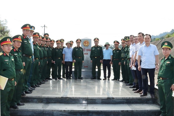 dai-tuong-phan-van-giang-lam-viec-tai-hue-sinhthainongnghiep-3-1648513806.jpg