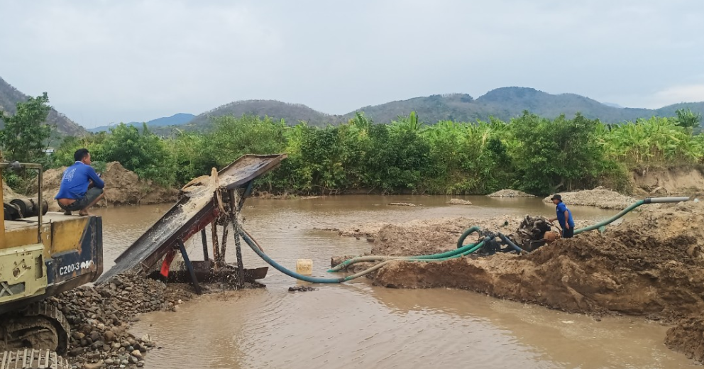 khai-thac-cat-trai-phep-tren-dia-ban-xa-phan-son-ai-bao-ke-31-1650714461.png