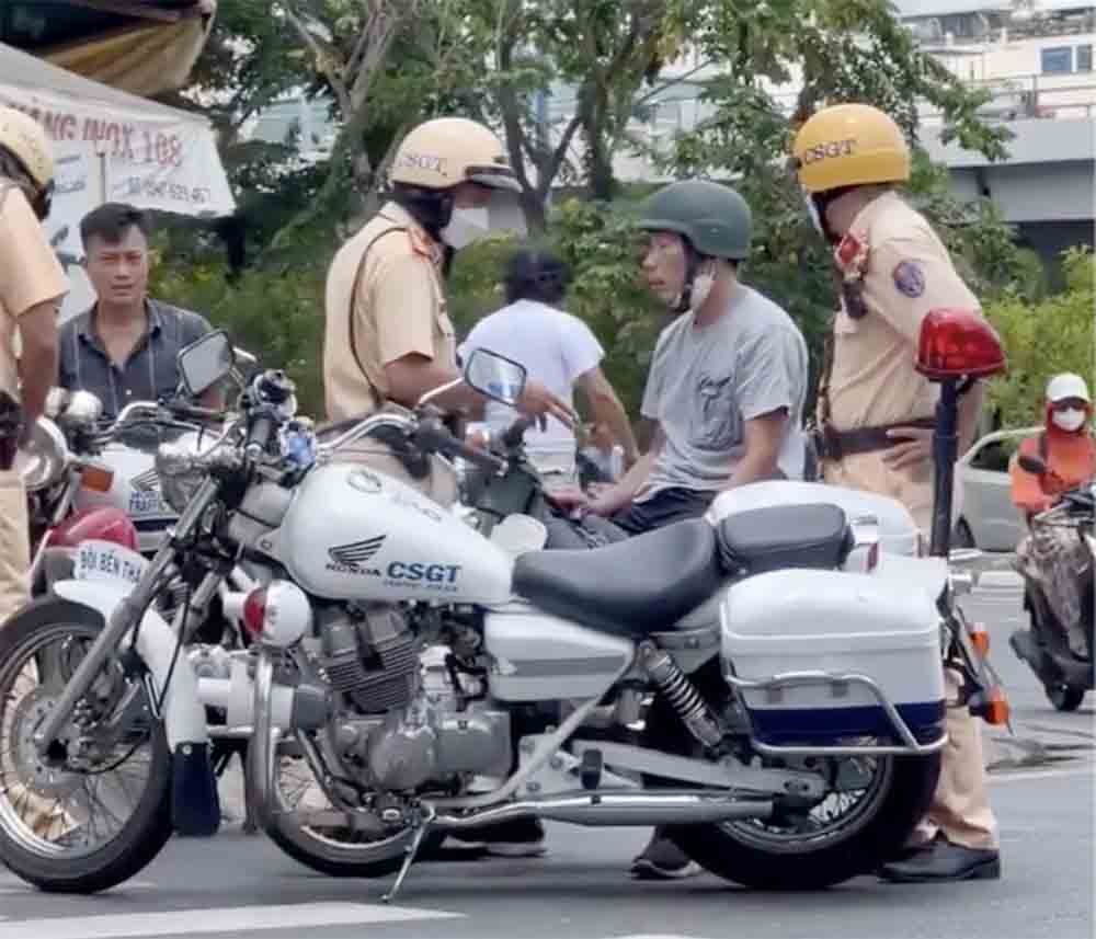 csgt-kep-co-nguoi-vi-pham-1651026023.jpg