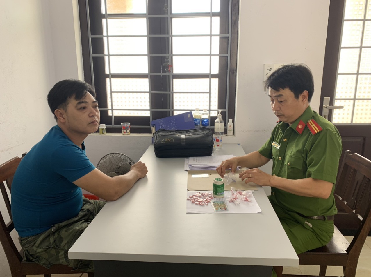 tran-huy-lieu-lam-viec-tai-co-quan-cong-an-1653050103.jpg