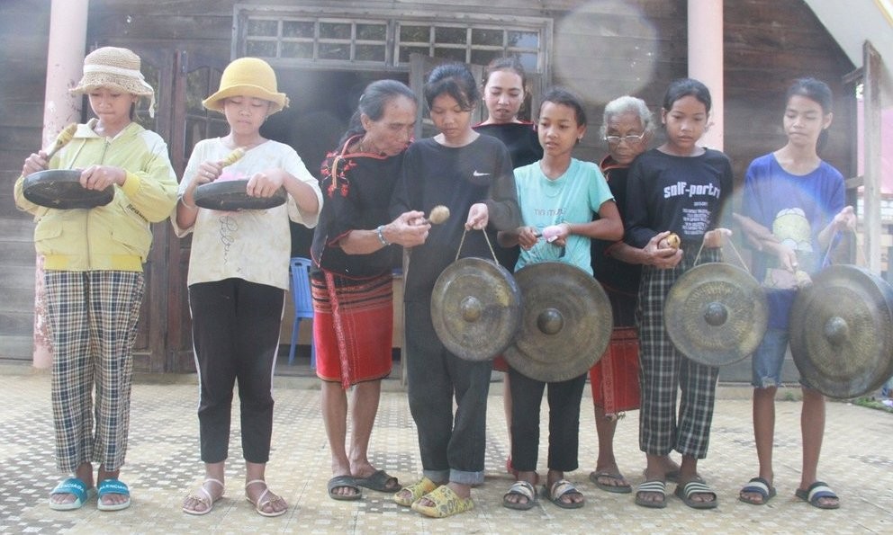 dak-lak-truyen-day-cong-chieng-cho-nguoi-dan-buon-lang-1655397018.jpg