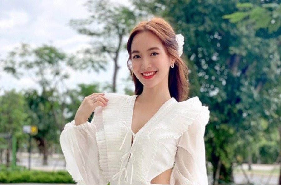 thanh-nu-bolero-jang-mi-duoc-ban-trai-cau-hon-1657125256.jpg