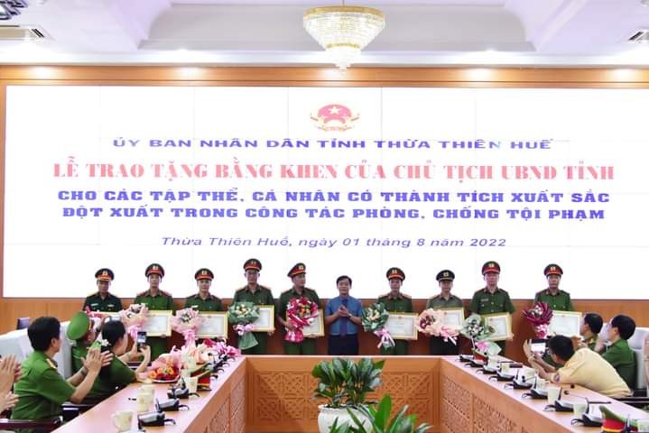 ong-nguyen-van-phuong-chu-tich-ubnd-tinh-thua-thien-hue-trao-bang-khen-cho-cac-tap-the-ca-nhan-1-1659344351.jpg