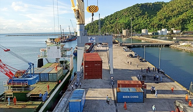 au-deltic-dolphin-cua-hang-tau-voyager-logistics-sdn-bhd-malaysia-xep-do-va-van-chuyen-120-soc-container-hang-hoa-cap-cang-chan-may-day-la-lan-dau-tien-cang-chan-may-don-tau-container-quoc-te-1665103949.jpg