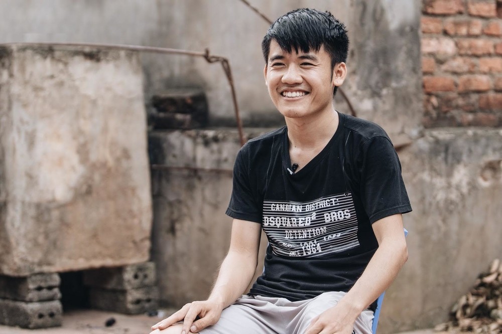 chan-dung-cau-con-trai-dung-sau-nhung-clip-trieu-view-cua-ba-tan-vlog-c3423e49-1684396356.jpg