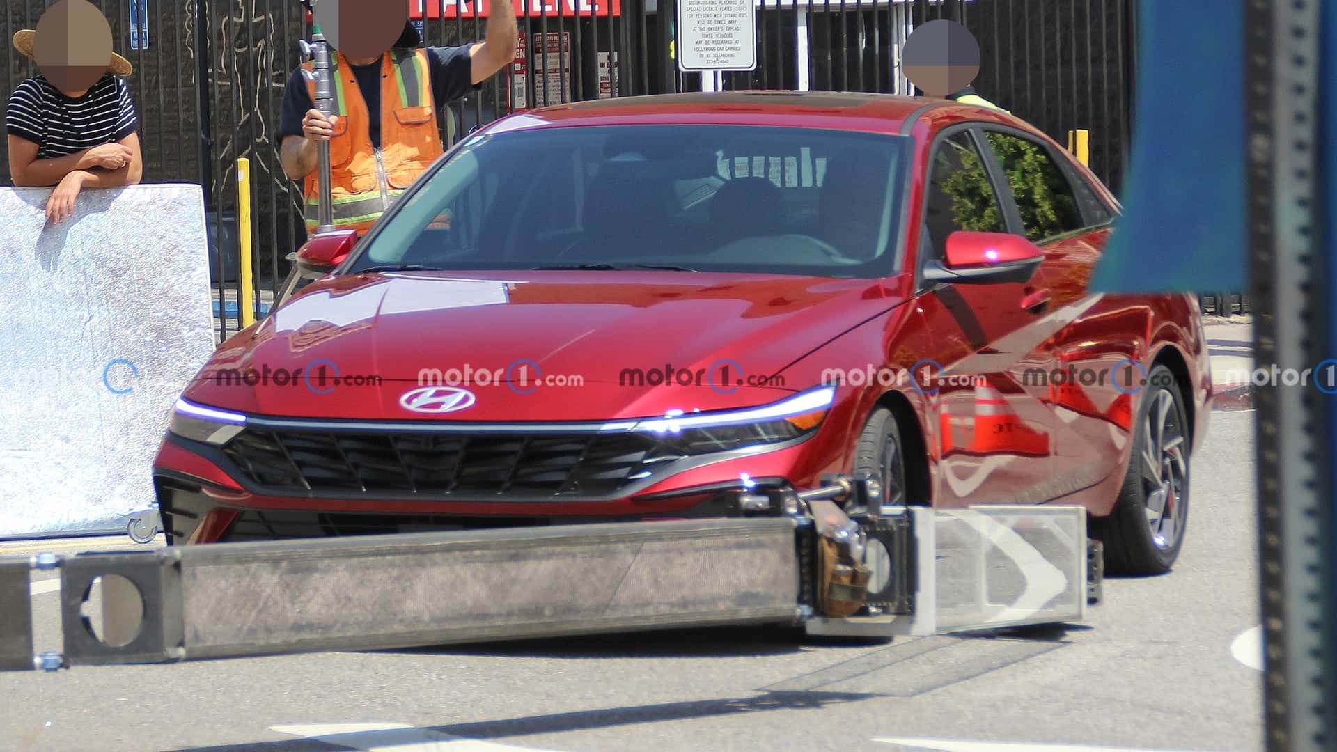 hyundai-elantra-2024-xuat-hien-khong-che-chan-tren-pho-he-lo-dien-mao-moi-sap-ra-mat-01-1684403606.jpg