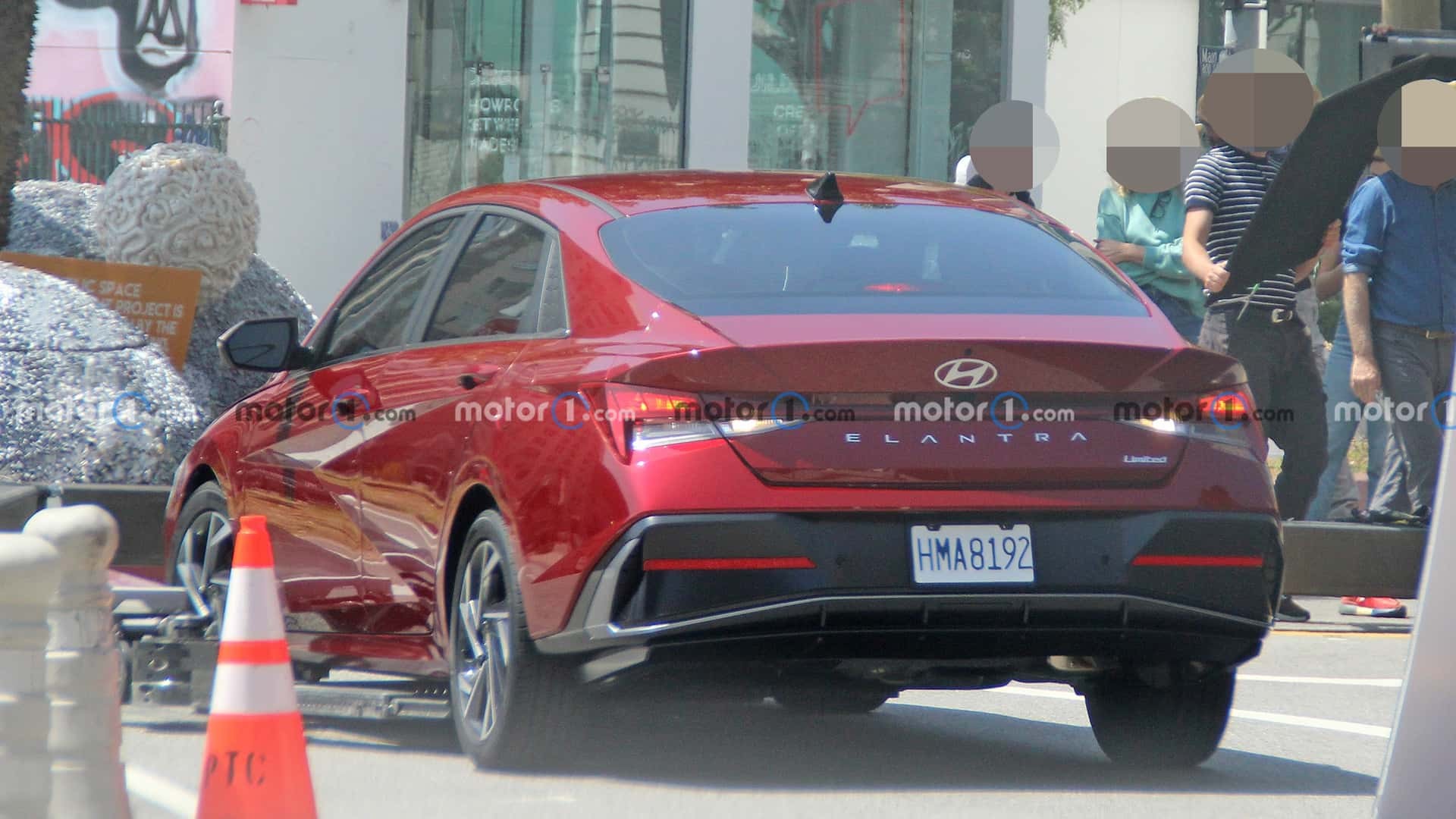 hyundai-elantra-2024-xuat-hien-khong-che-chan-tren-pho-he-lo-dien-mao-moi-sap-ra-mat-04-1684403659.jpg
