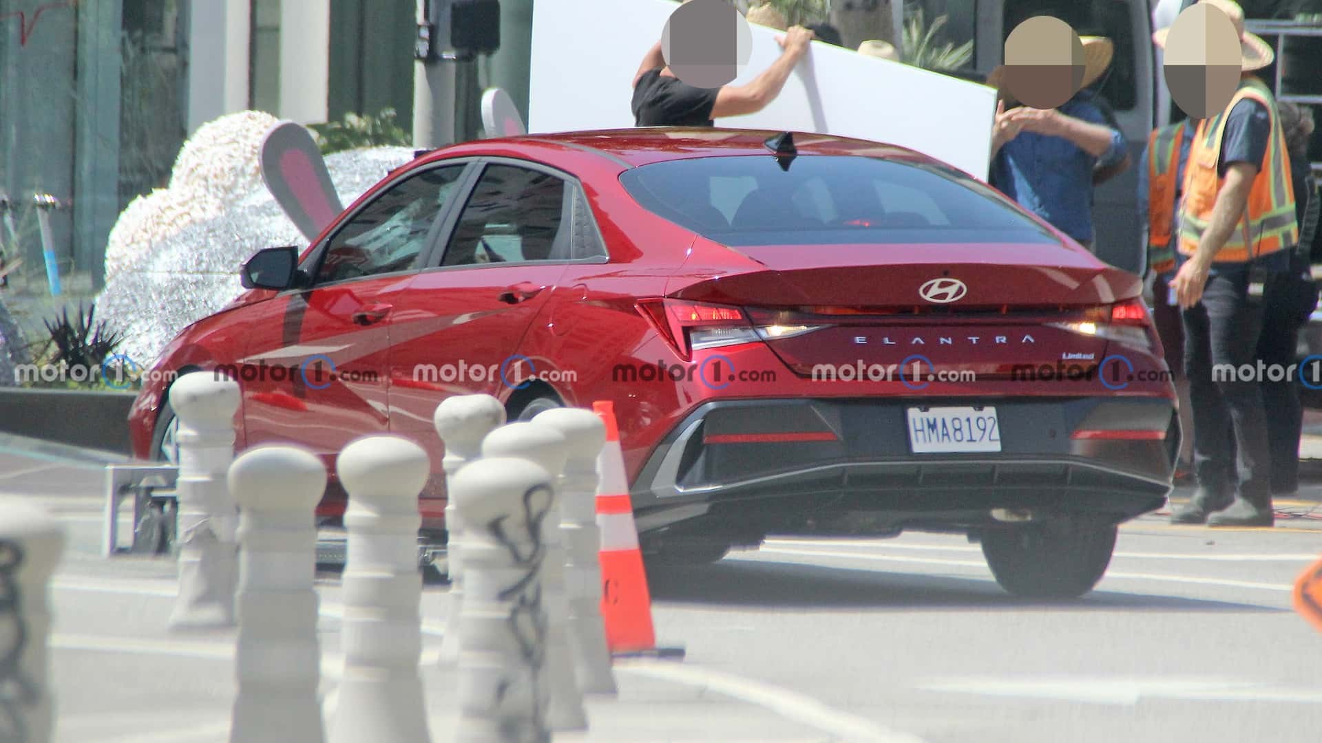 hyundai-elantra-2024-xuat-hien-khong-che-chan-tren-pho-he-lo-dien-mao-moi-sap-ra-mat-05-1684403590.jpg