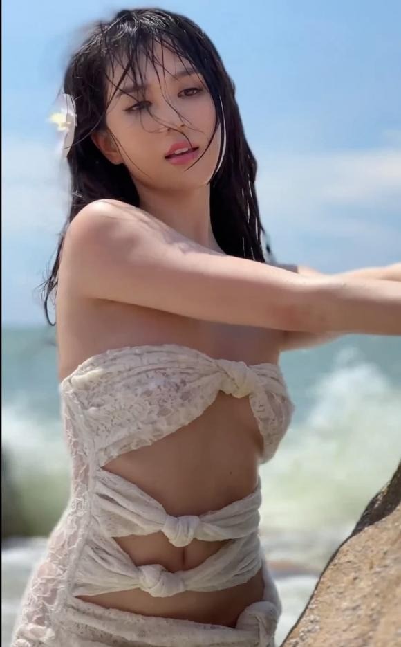 ngoc-trinh-dien-style-la-o-ep-vo-3-1685362210.jpg