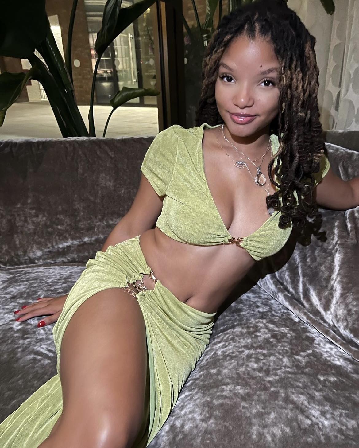 nhan-sac-ngoai-doi-cua-nang-tien-ca-halle-bailey-10-1685344618.jpg