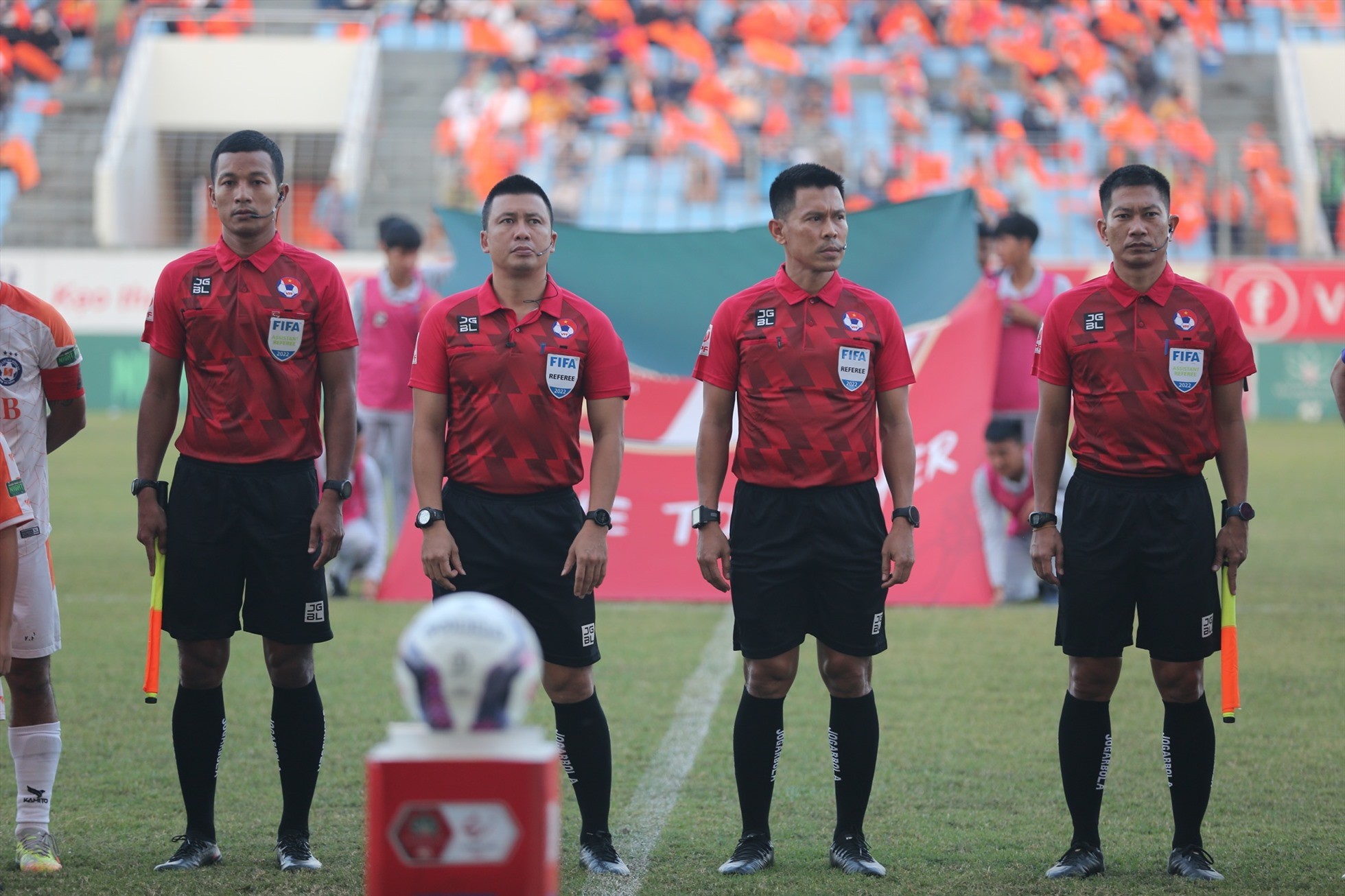 trong-tai-ngoai-cam-coi-o-v-league-1685335198.jpg