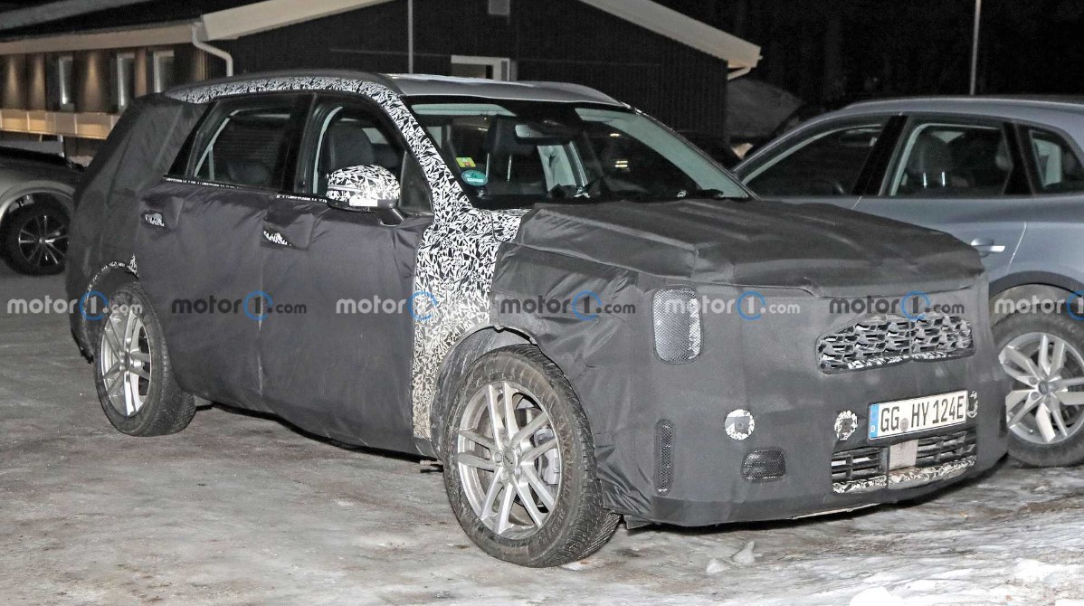 con-ac-mong-cua-toyota-fortuner-lo-dien-truoc-them-ra-mat-ford-everest-cung-phai-lo-sot-vo-anh-1-1685500859.jpg