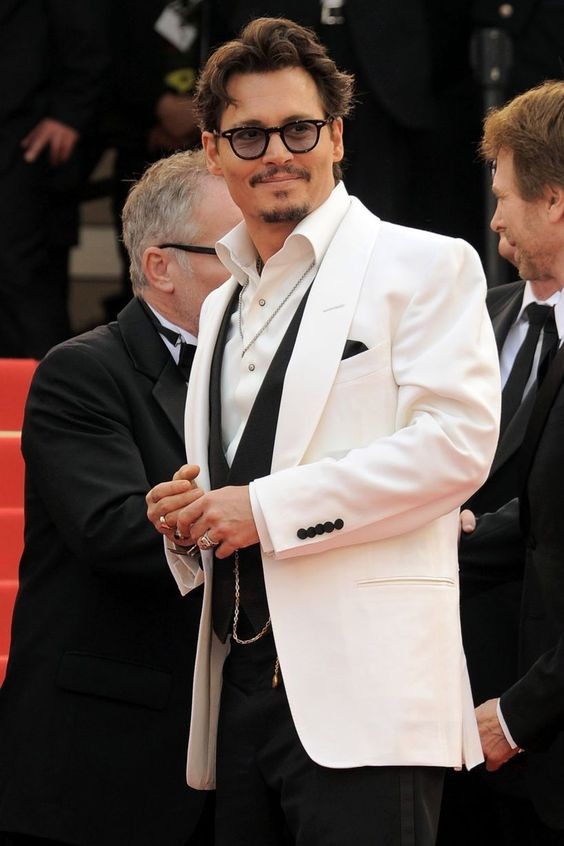 johnny-depp-in-single-breasted-blazer-1685518420.jpg