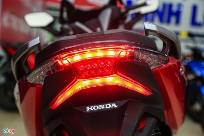 tin-xe-trua-305-mau-xe-tay-ga-lan-at-honda-sh-sap-duoc-honda-mo-ban-thiet-ke-la-diem-gay-sot-anh-1-1685530079.jpg