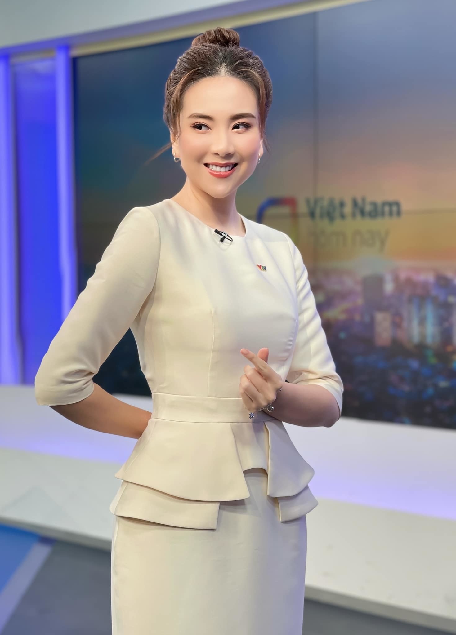 mc-mai-ngoc-khoe-eo-thon-3-1685605863.jpg