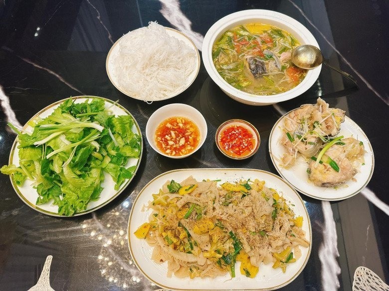 phuong-oanh-di-khap-cho-mua-duoc-1685696365.jpg