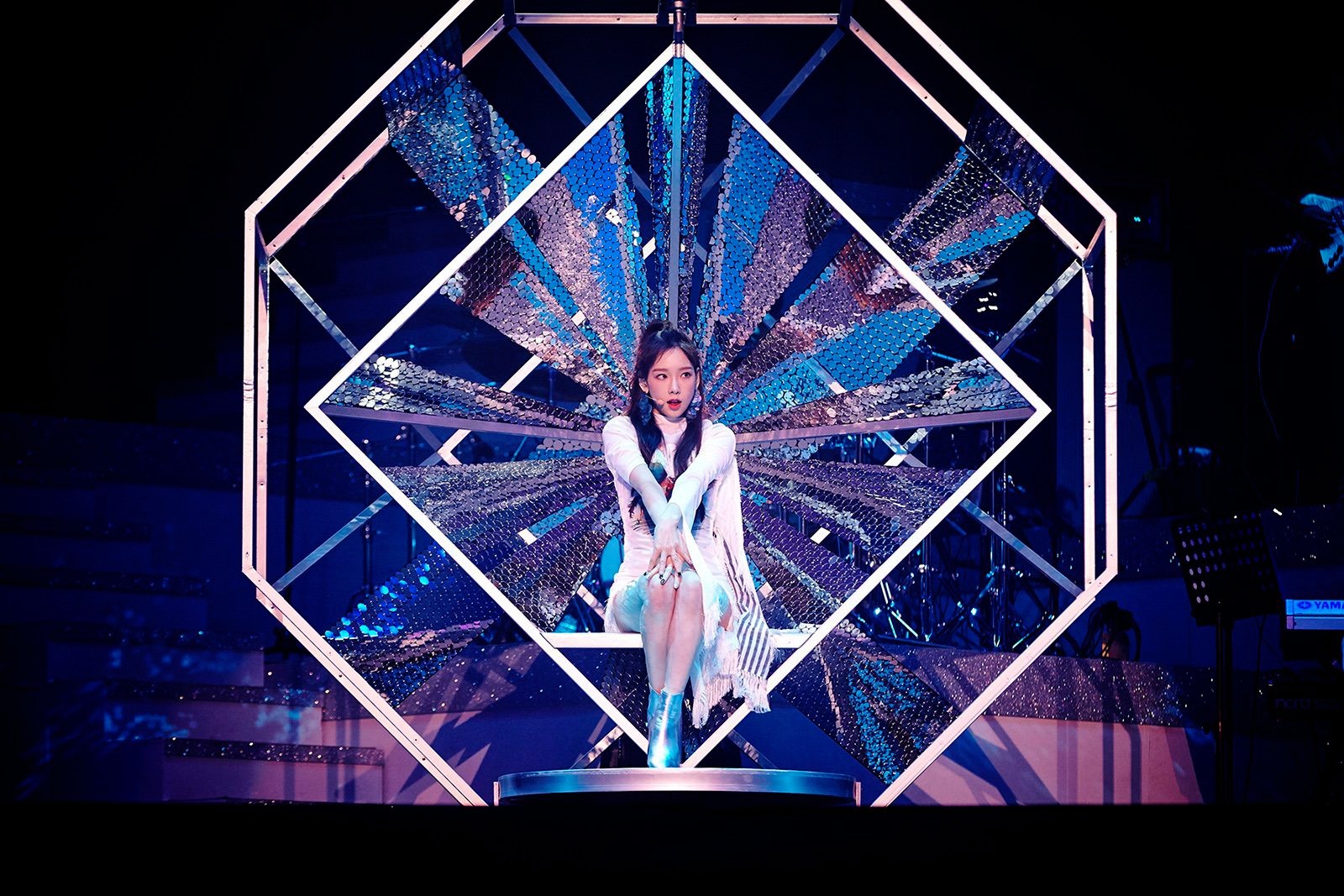 taeyeon-snsd-tro-thanh-nghe-si-solo-thu-5-bieu-dien-tai-dome-voi-concert-the-odd-of-love-4-1685943812.jpg