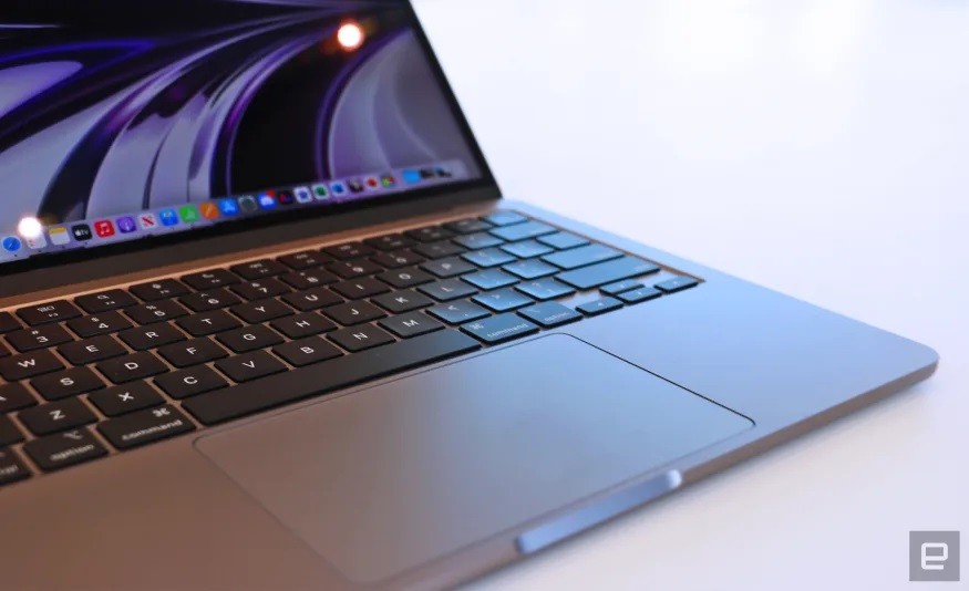 macbook-air-13-6-m2-4-1686108570.jpg