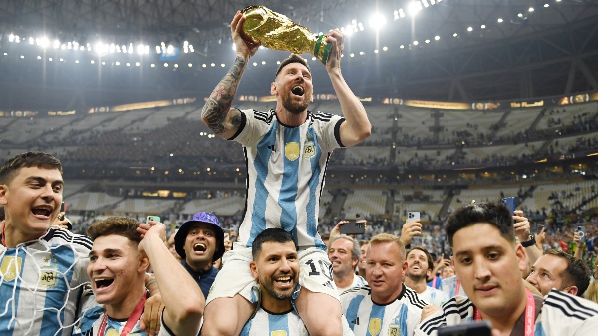lionel-messi-argentina-trophy-121822-1686190193.jpg