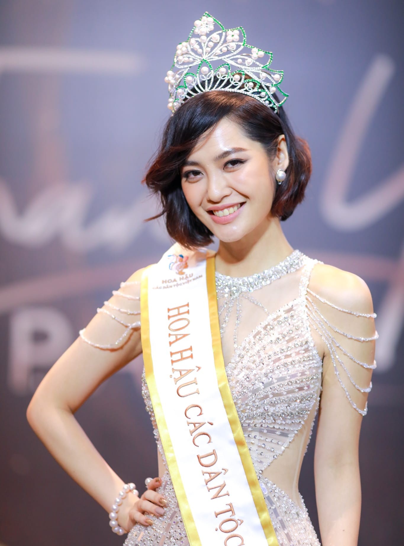 nguoi-nhan-tin-hu-hong-voi-nong-thuy-hang-lo-dien-349-6559887-1686541531.jpg