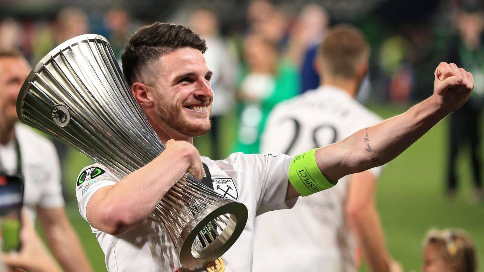 declan-rice-uefa-conference-league-trophy-1686729141.jpg