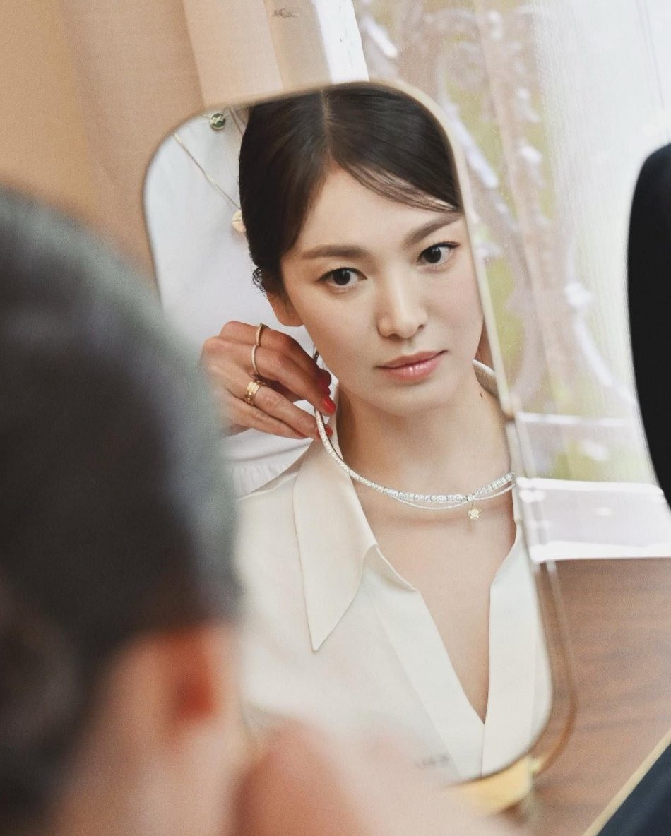 guong-mat-song-hye-kyo-3-1686904096.jpg