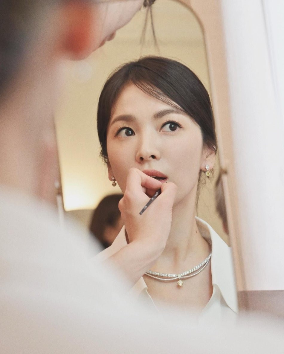 guong-mat-song-hye-kyo-4-1686904096.jpg