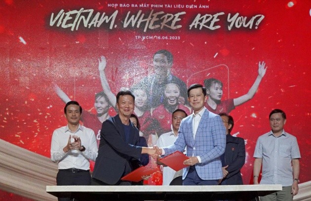 ong-nguyen-quoc-hung-ceo-viewfinder-ky-ket-voi-ong-neo-gim-siong-bennett-tong-giam-doc-sabeco-3-1405-1686909287.jpg