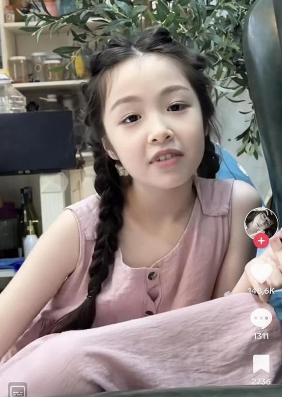 elly-tran-ta-hoa-truoc-cau-hoi-c-1687170150.jpg