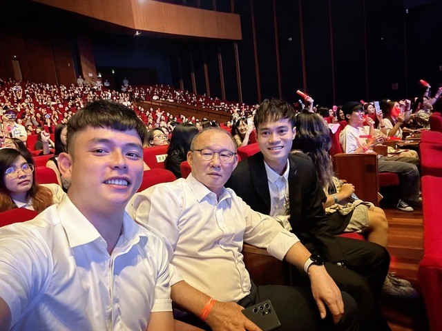 hlv-park-hang-seo-va-van-toan-gap-tong-thong-han-quoc-1687487008.jpg