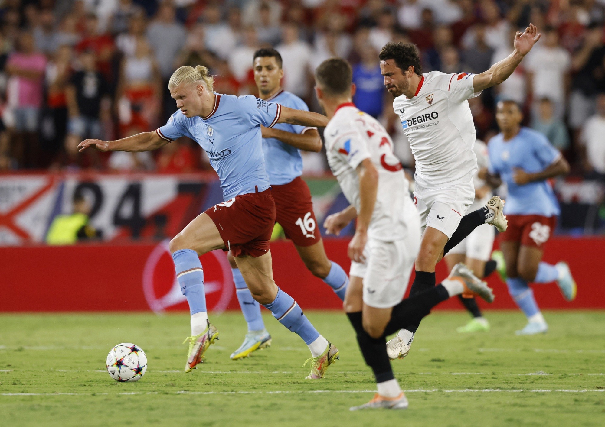 man-city-sevilla-1-1688006126.jpeg