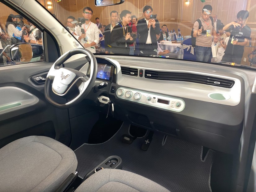 wuling-hongguang-mini-ev-chinh-thuc-ra-mat-khach-hang-viet-nam-voi-gia-ban-re-nhat-thi-truong-anh-4-1688014348.jpg