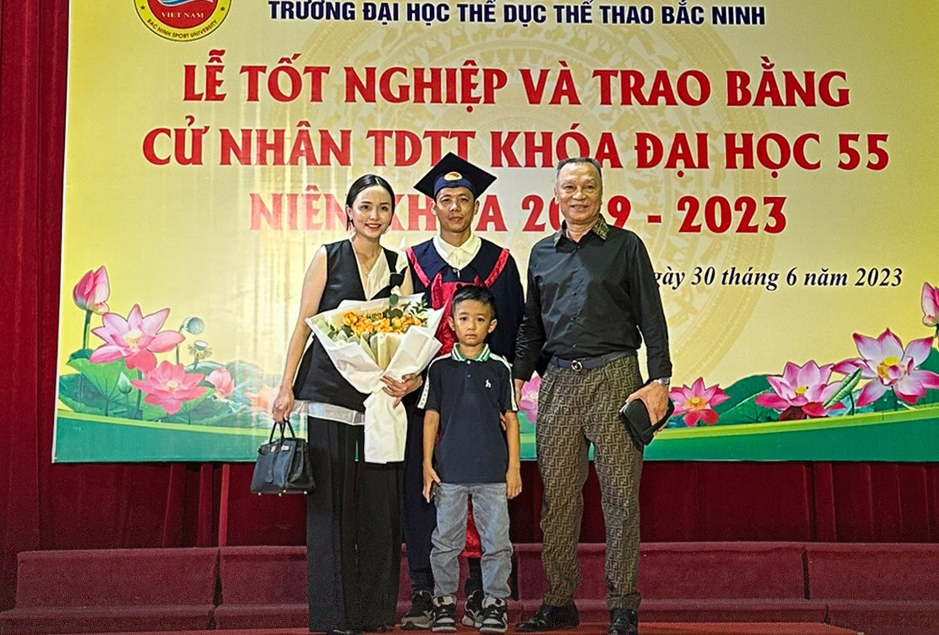 van-quyet-nhan-bang-cu-nhan-13-1688115723.jpg