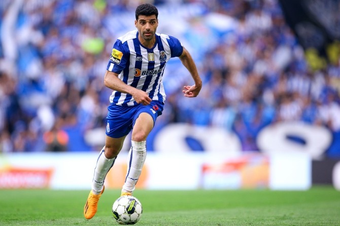 mehdi-taremi-fc-porto-controls-820998358-1688212052.jpg