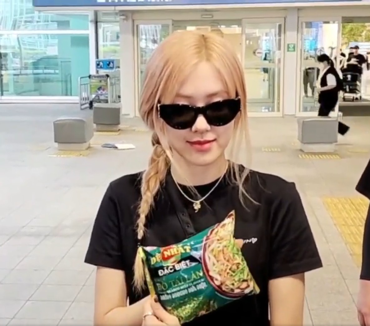 rose-blackpink-pho-bo-1-1688550558.jpg
