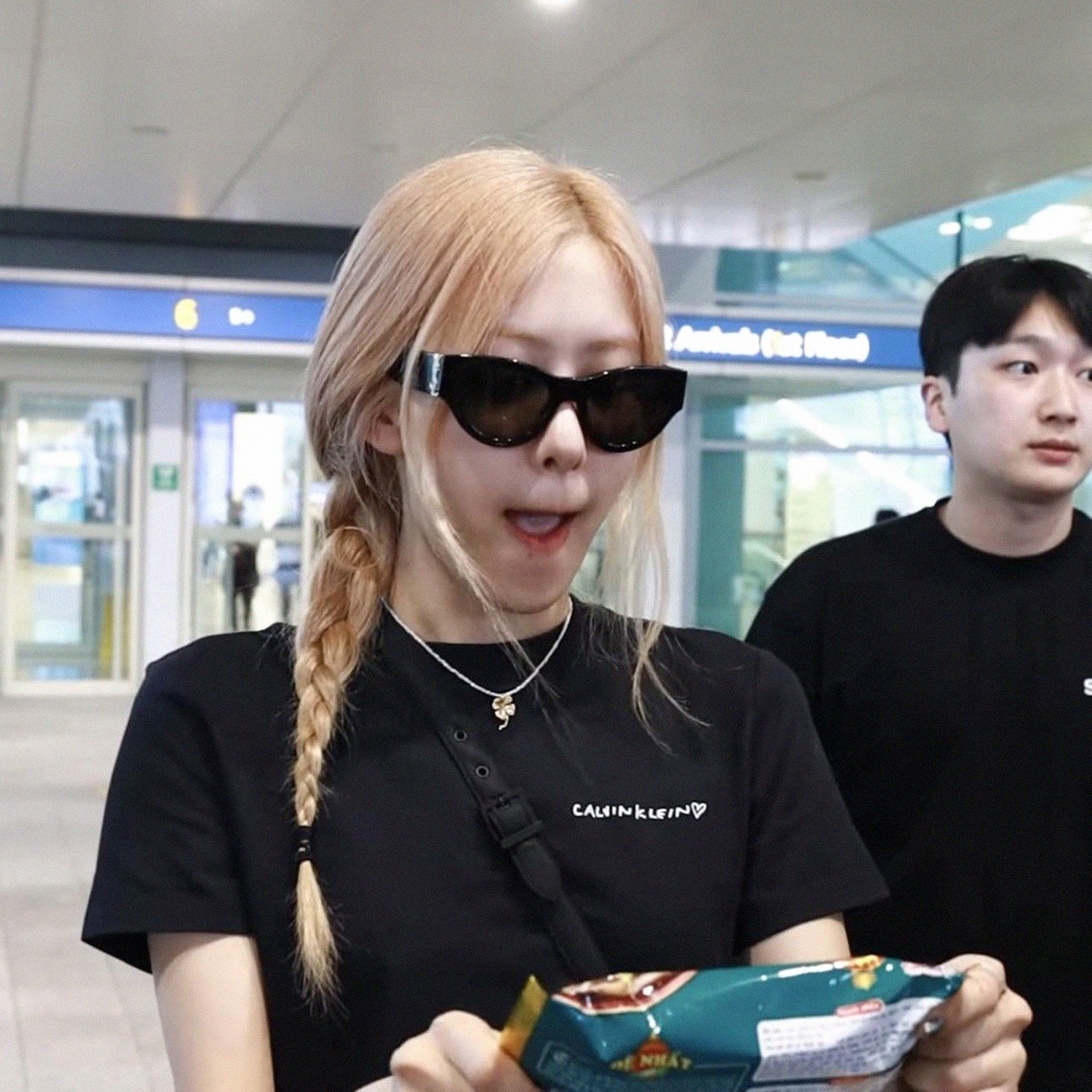 rose-blackpink-pho-bo-8-1688550387.jpg
