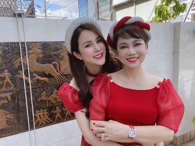 moi-quan-he-diep-lam-anh-va-me-c-1689674471.jpg