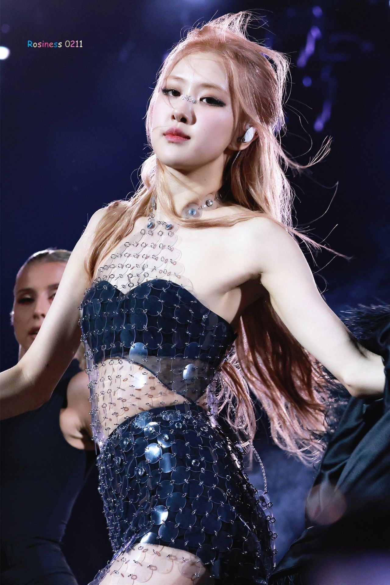 rose-blackpink-at-coachella-2023-main-stage-04-22-2023-more-photos-11-1689867523.jpeg