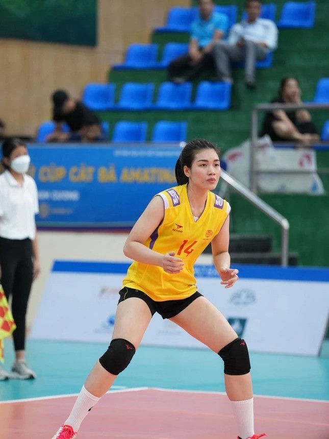 hoa-khoi-bong-chuyen-ket-hon-voi-huyen-thoai-bong-ro-5-1690184699.jpg