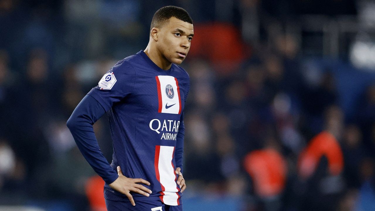 230403095258-02-lionel-messi-booed-psg-040223-1690325291.jpg