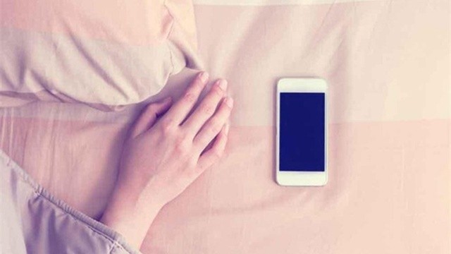 dat-smartphone-ben-canh-khi-ngu-1-09300827-1690539346.jpg