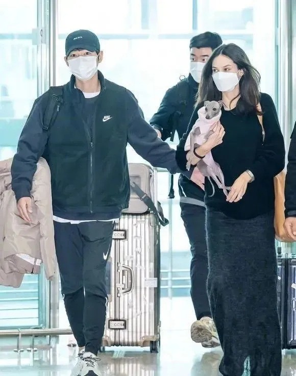 song-joong-ki-va-song-hye-kyo-hien-tai-1-1691395410.jpg