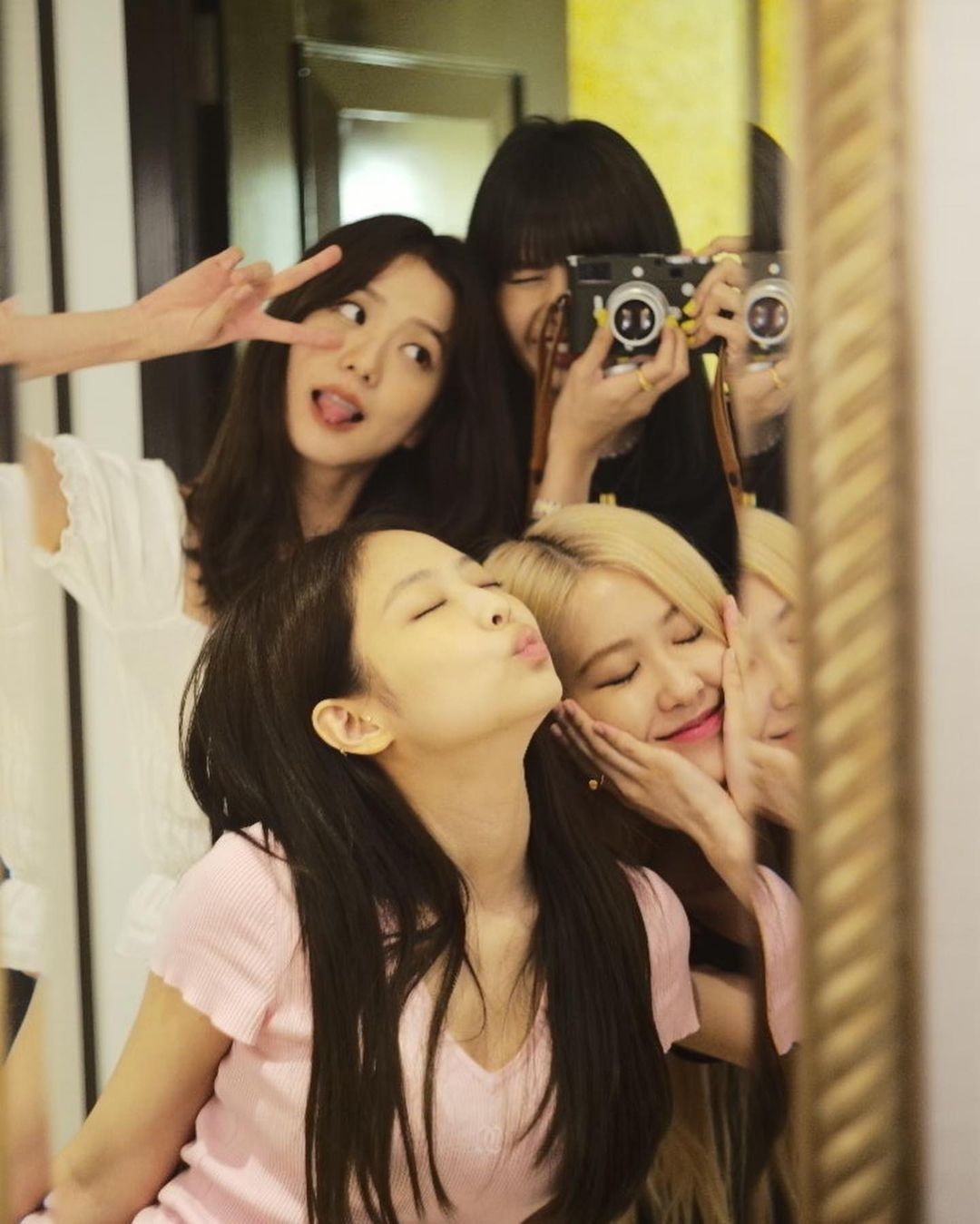 blackpink3-1691465665.jpg