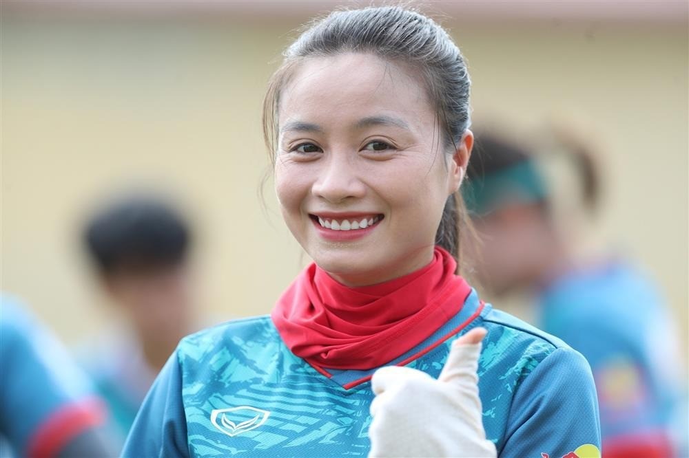 hoang-thi-loan-khoe-dien-mao-khien-fan-khen-het-loi-1-1691662620.jpg