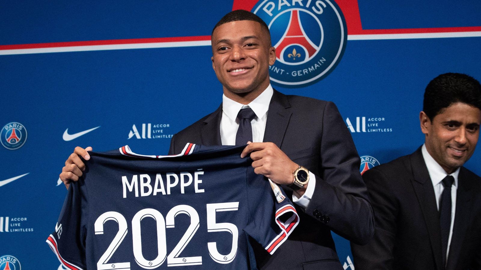 kylian-mbappe-signs-new-contract-1691968356.jpg