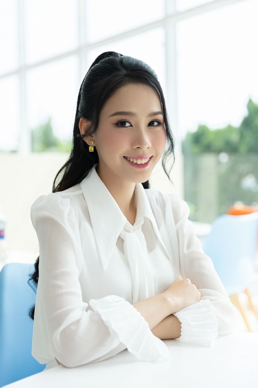 thoi-trang-thanh-lich-cua-a-hau-1692152780.jpg