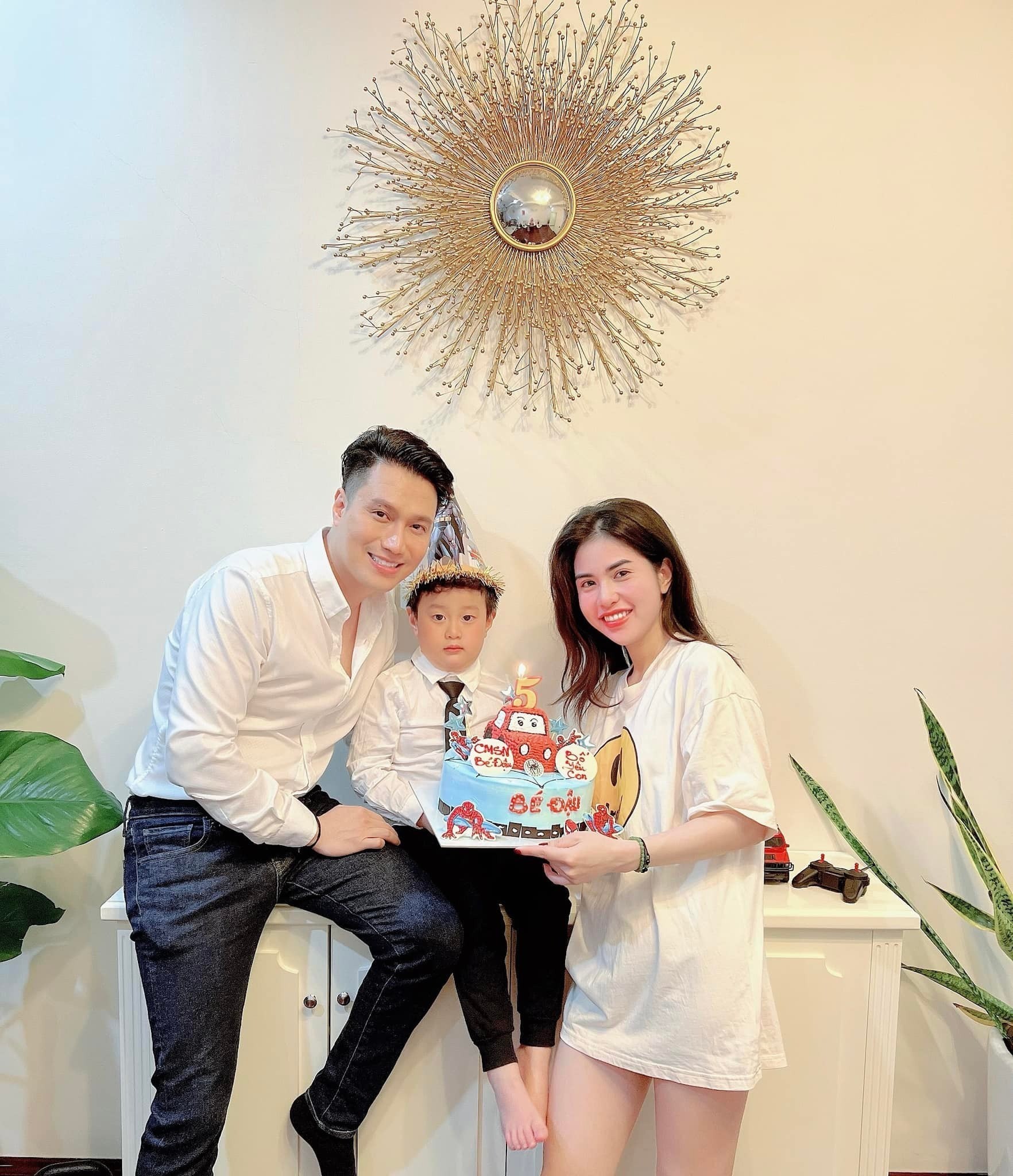 khoe-mon-qua-tu-thuong-viet-anh-1692673807.jpg